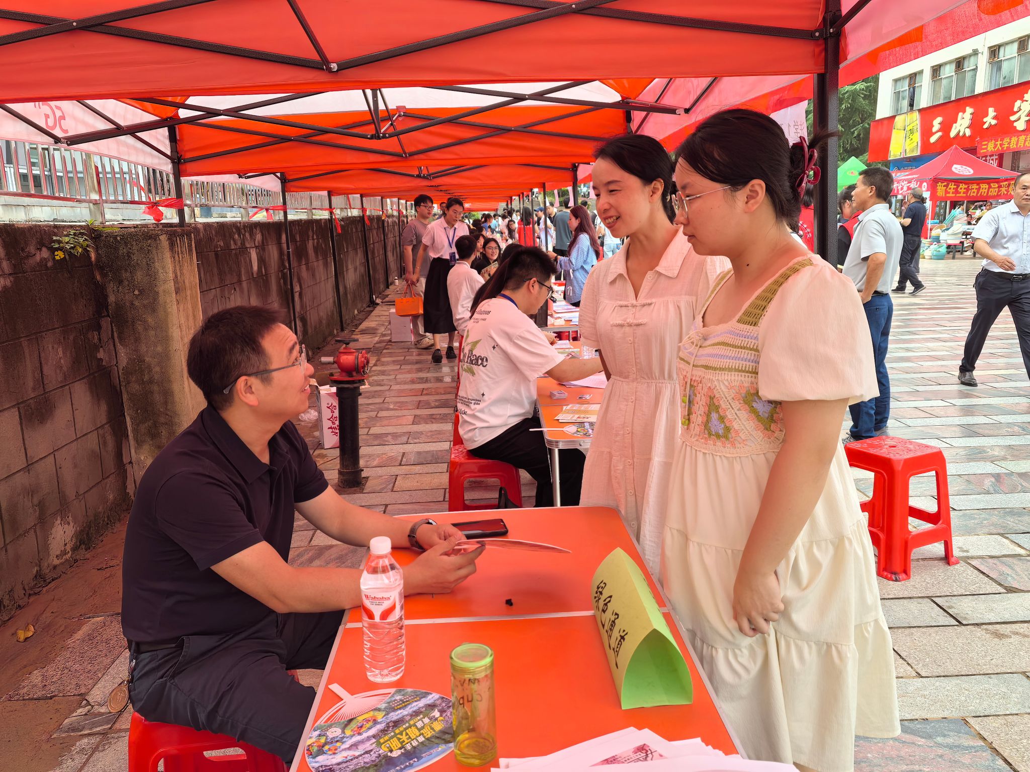 法学与公共管理学院2025级本科新生入校报到